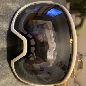 Vision Goggle från Everest - Snygga skidglasögon från Everest med UV400-skydd och anti-fog behandlade dubbellinser. De har en justerbar 40mm rem i återvunnet material med anti-slip och mjukt, andningsbart 3-lagers skum för extra komfort.