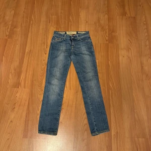 Jacob Cohen jeans w27 - Snygga blå jeans från Jacob Cohen.De har en dragkedja och knapp framtill. Storlek 27 waist, hör av dig vid ytterligare frågor