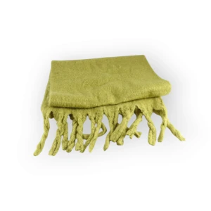 Grön halsduk från Carin Wester - Säljer en lång och mysig grön halsduk från Carin Wester. Den är tillverkad i 100% polyester och har dekorativa fransar i ändarna. Perfekt för att hålla dig varm under kyliga dagar.