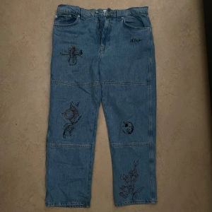 Urban outfitters Jeans - Fina jeans med brodering, använd fåtal gånger men har några gula fläckar på byxbenet och vid grenen, syns nästan inte dock (har inte provat behandla)
