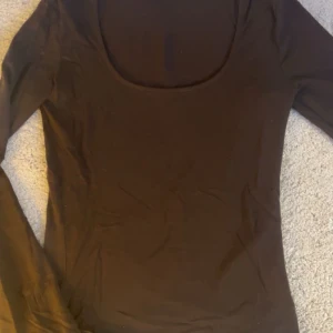 Super gullig topp - Säljer denna basic men gulliga bruna långärmade toppen från GinaTricot. Har slitsdetaljer på båda ärmarna💋💋🥹Wow!