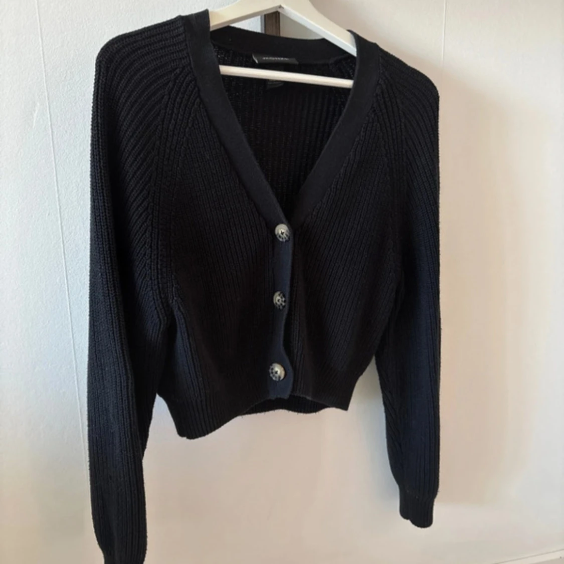 Svart stickad kofta med knappar - 1