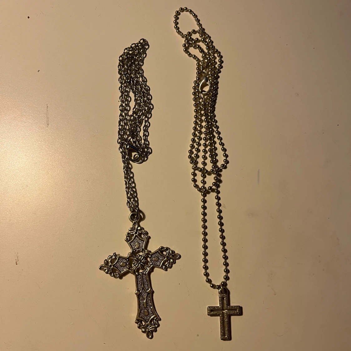 Två halsband med korshängen