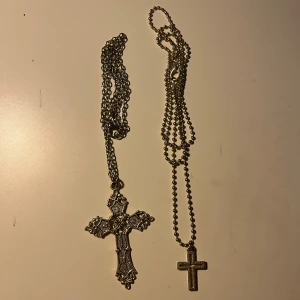 Två halsband med korshängen - Säljer två stiliga halsband med kors på, säljer båda för 60kr eller 35kr styck 