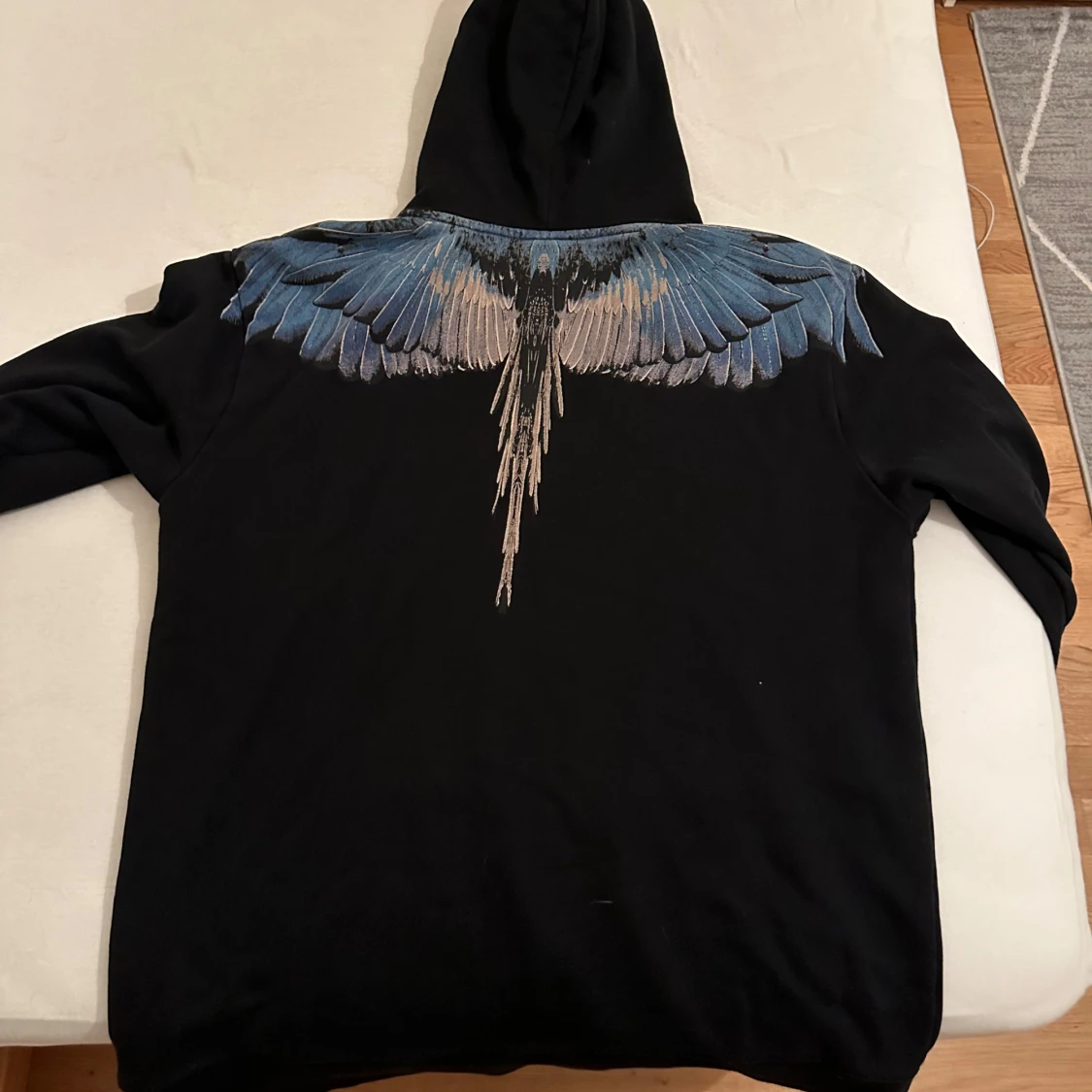 Svart hoodie med blå vingmönster - 1