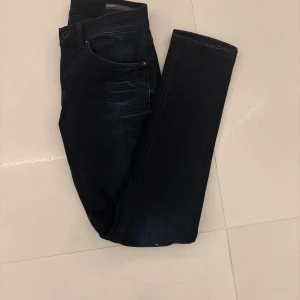 Svarta jeansbyxor - Snygga mörk blå jeans från Dondup. Skick 9,5/10 knappt använda. Skriv gärna vid frågor.