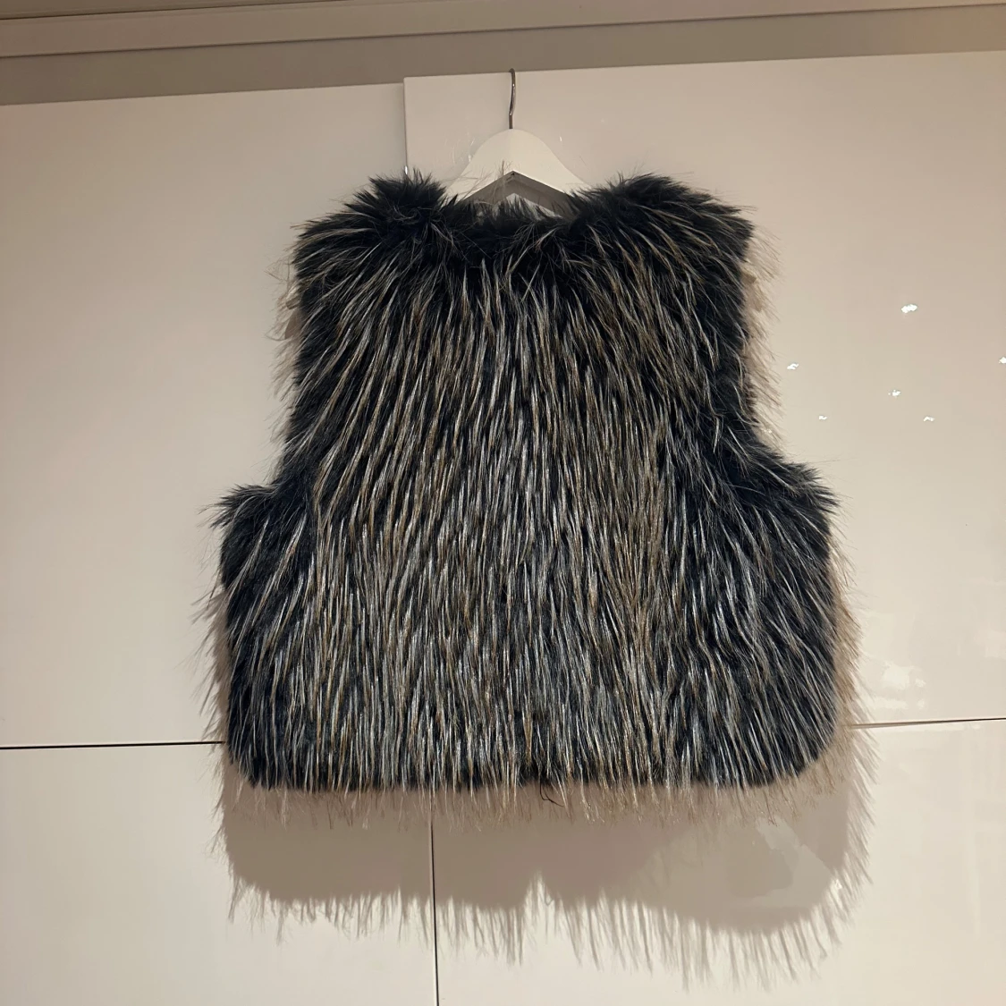 Svart pälsväst från Vanita - 2