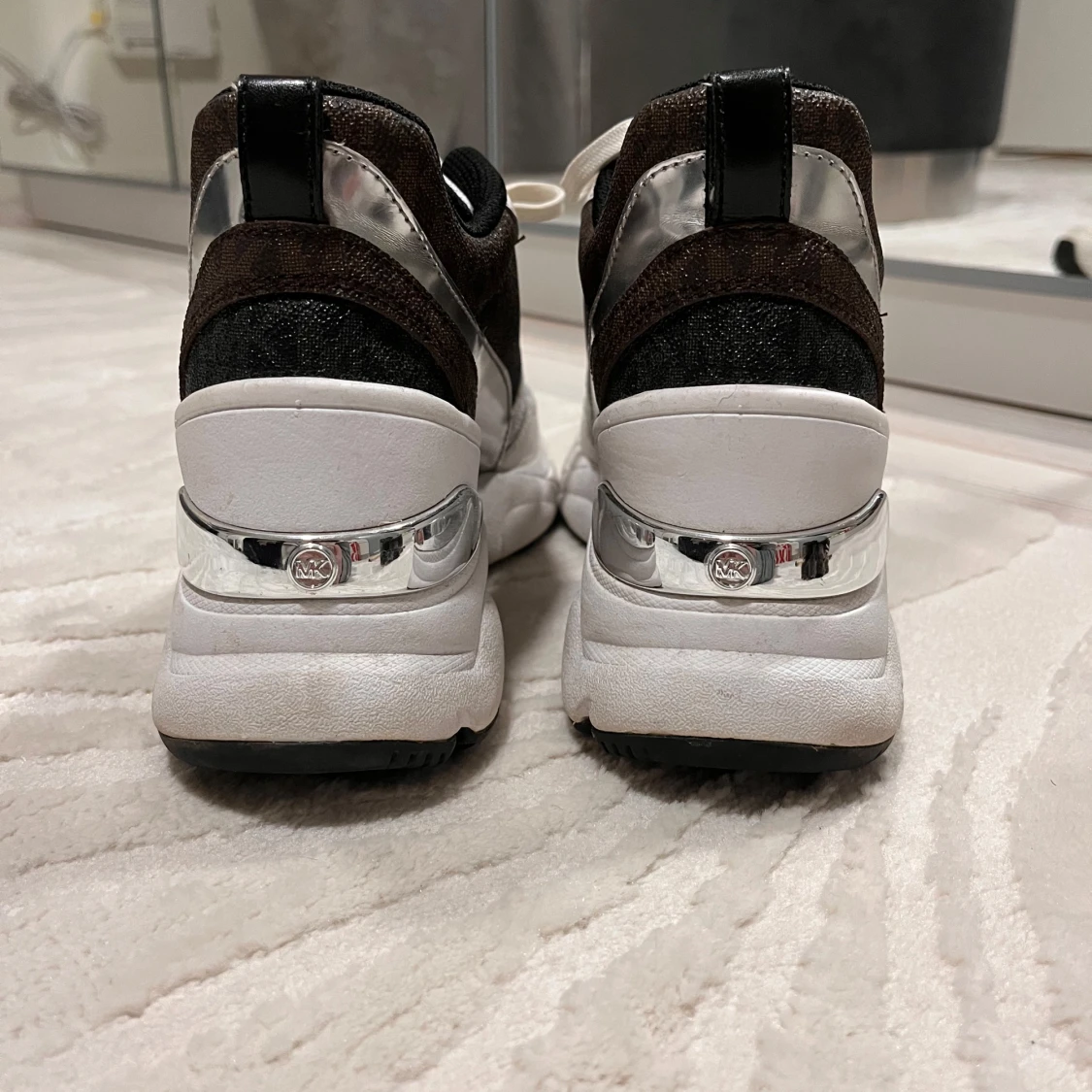 Svartvita sneakers från Michael Kors - 2