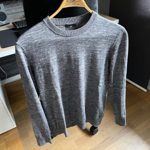 Grå stickad tröja - Säljer en stilren grå stickad tröja från H&M i storlek M, knappt använd.