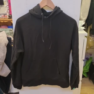 Svart tunn hoodie från ISTAY - Säljer en klassisk svart hoodie från ISTAY i storlek S. Den har en bekväm passform med långa ärmar och en praktisk ficka framtill. Perfekt för varmare vårdagar. Pris kan diskuteras 💕