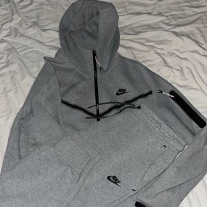Nike tech fleece - Säljer mitt Nike tech fleece set då det ej kommer till användning längre. Mycket bra skick knappt använt alls. Storlek L, säljs styckvis 449kr eller 899kr tillsammans. Skriv gärna vid mer funderingar.