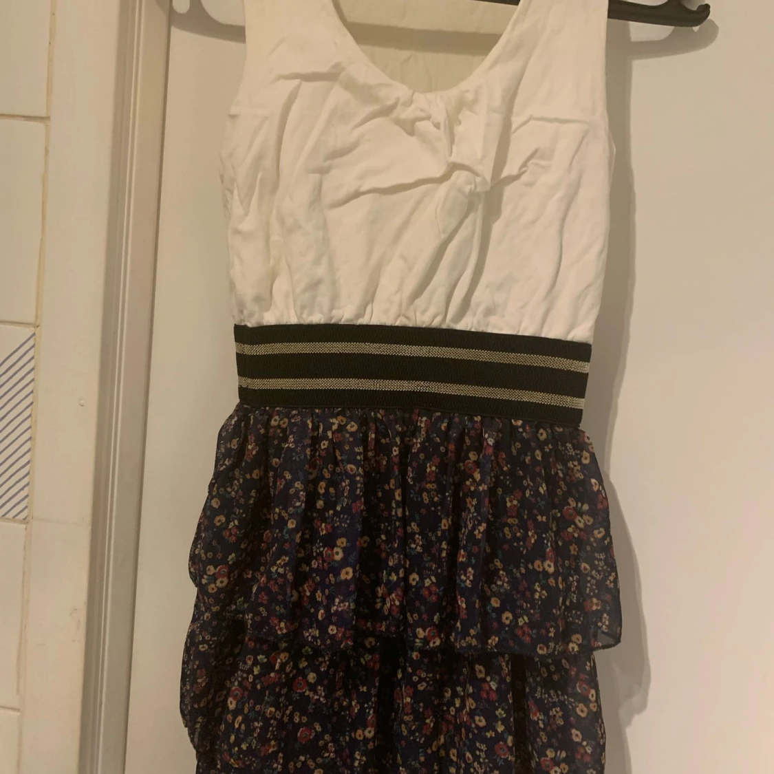 Blommig ärmlös klänning med volang