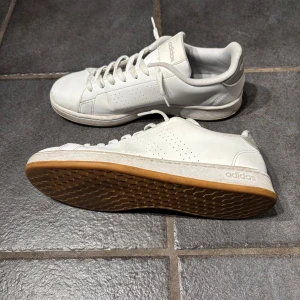 Vita Adidas sneakers - Sneakers från adidas. Storlek 43. Bra skick!! Hör av dig vid funderingar!!