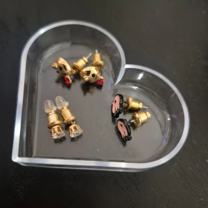 Set med tre par örhängen - Bara använt 2 gånger på de rosa kycklingarna. Resten av de 2 andra paren är oanvända. 