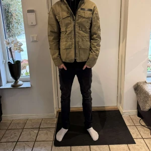 Zadig & Voltaire Field Jacket - Zadig & Voltaire Field Jacket | Extremt snygg militärgrön fieldjacka, passar alla! | Skick 10/10, HELT NY | Storlek S, passar 175-183cm, modellen är 183cm | Priset är alltid diskuterbart vid snabb affär! | Nypris 5000kr | Du får mer än gärna höra av dig vid minsta möjliga fråga eller fundering så svarar vi med glädje! |  / GardeGrisch - Registrerat företag 🙌🏻 
