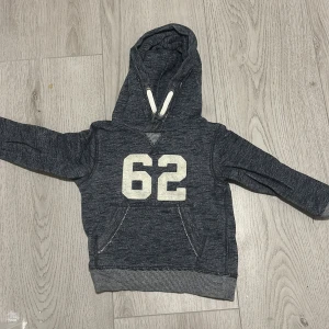 Hoodie  - En fin och nästan oanvänd hoodie, den är från hm och är i mycket bra skick, trycket är numret 62 och huvan är normal stor.