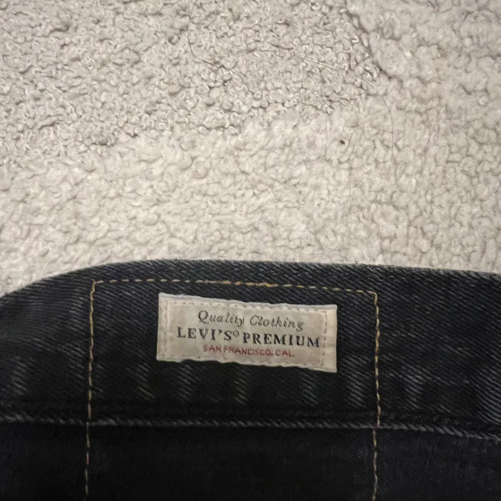 Säljer ett par klassiska svarta Levi's 501 jeans i mycket bra skick. De har en straight passform och är tillverkade i slitstarkt denim. Perfekta för både vardag och fest! Storlek W30 L34.. Jeans & Byxor.