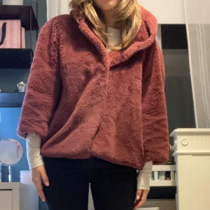 Mysig vinröd kappa - Säljer den här trekvarts armade jackan! Så fin nu till hösten och vinter i en trendig vinröd färg. Den har ett hål i innertyg men synns inte när den används. Skriv för fler frågor!🤍