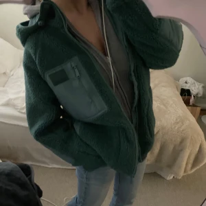 Grön fleecejacka med huva - Nice grön fleece jacka