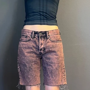 Rosa jeansshorts med råa kanter - Bra skick. Tvättad look med råa kanter. Midjemått ca 80 cm
