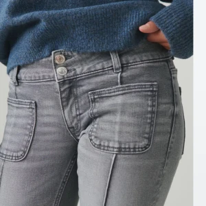 Grå bootcut jeans - Säljer ett par snygga grå bootcut jeans i mycket bra skick. De har en låg midja och coola framfickor med dubbla knappar. Perfekta för höst och vår, i 152