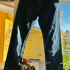 Säljer ett par snygga Levi's 511 jeans i mörkblå denim. De har en rak passform och klassiska gula sömmar. Perfekta för både vardag och fest! 🕺