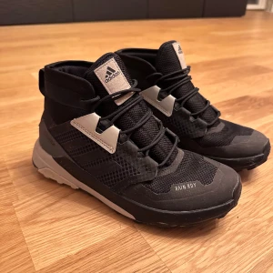 Adidas boots i svart och olivgrön - Säljer två par Adidas Rain Rdy vattentäta med Terratex.   Perfekta för höst och vinter. De är i mycket bra skick och redo för nya äventyr! Gröna storlek 36 och svarta storlek 38, 500kr per par. 