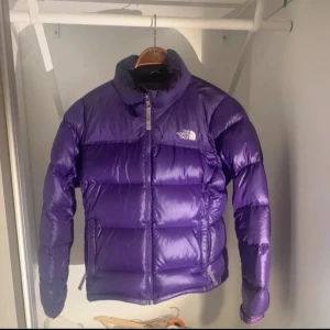 North face dunjacka - The north face pufferjacket i väldigt bra skick utan hål, fläckar, slitningar eller liknande, perfekt nu till Wintern då den är väldigt varm och för det mesta vattentät, skriv vid minsta fråga eller fundering🔥👍