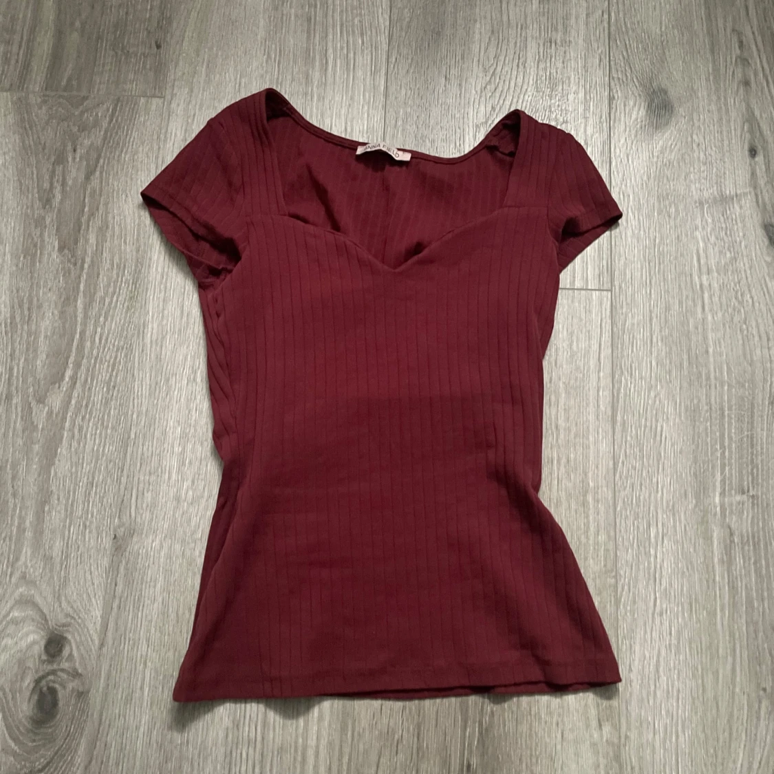 Vinröd ribbad topp från Anna Field