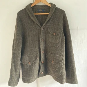 Ralph Lauren cardigan - Stickad cardigan från märket Ralph Lauren, storlek S, passar om man är 175cm+, kom privat för fler bilder eller frågor!