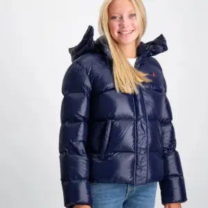 SÖKER en mörkblå dunjacka från ralph lauren. 