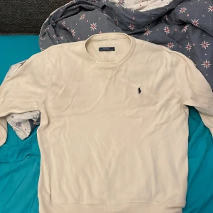 Vit tröja från Ralph Lauren äkta fick den av min pappa jag gillar inte den så mycket - Säljer en klassisk vit tröja från Ralph Lauren i mycket bra skick. Tröjan har en broderad logga på bröstet och är gjord i mjukt bomullsmaterial. Perfekt för både vardag och lite finare tillfällen. Passar bra till jeans eller chinos!