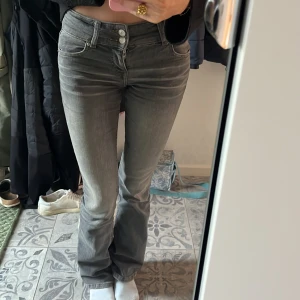 Grå jeans från Bershka - Säljer ett par grå jeans från Bershka i storlek  32. 
