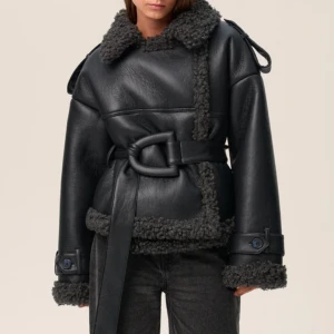  Söker Adoore Manchester Cropped Jacket - Jag söker denna jacka i storlek XS! 