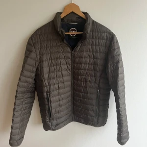 Colmar Jacka (50) - Säljer nu denna sjukt feta Colmar jacka perfekt nu på hösten. Köpte inför förra hösten men är i väldigt fint skick fortfarande. Passar M och L. Storlek 50.Hör av dig vid frågor eller funderingar🙌