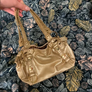 Så snygg handväska💛😍 - En superfin guldig vintage handväska i fint skick! Köpt på en vintagebutik i Helsingfors⚜️Kan mötas i Sthlm eller frakta