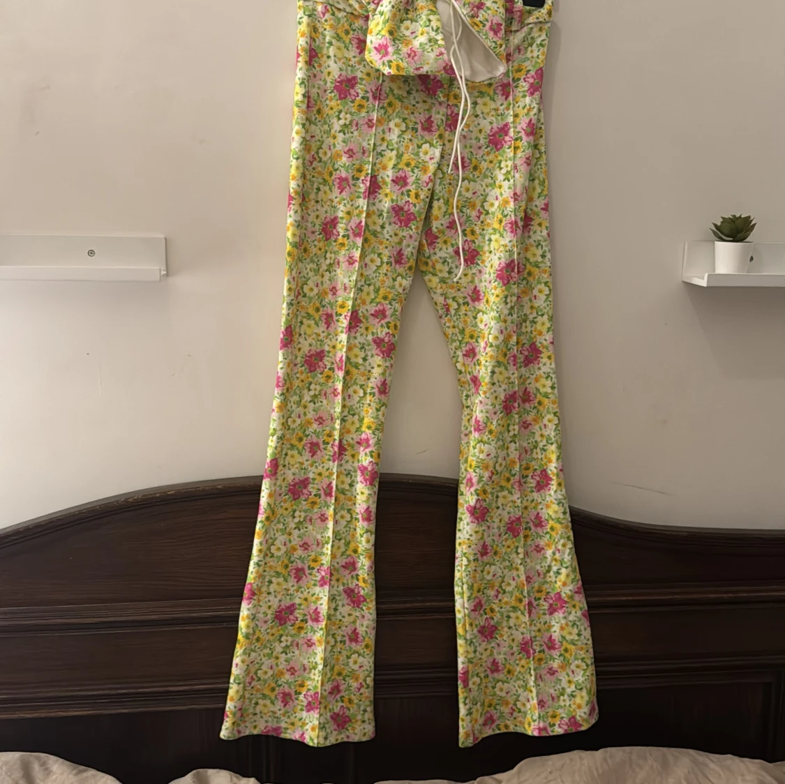 Gullig blommig topp med byxa