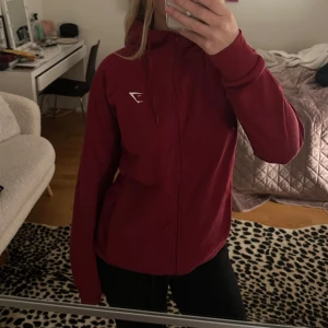 Gymshark hoodie - Så snygg zip hoodie från Gymshark, används tyvärr aldrig. I princip som ny då den bara är använd ett fåtal gånger!
