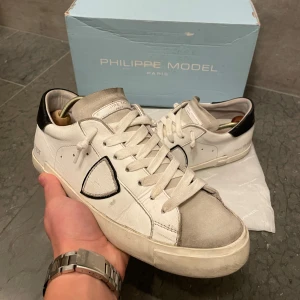 Philippe model | skor - // Philippe model | Nytt skick, inga större slitningar/hål | Nypris ca 4000 | Storlek 41, passar 41-42 | Hör av dig vid fler frågor // ressellfabriken  