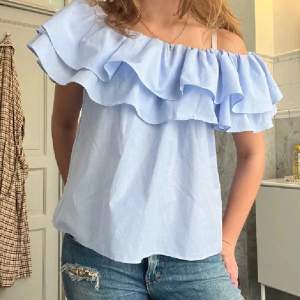 Säljer en superfin ljusblå offshoulder topp med volanger. Perfekt för sommardagar och fester. Toppen är luftig och bekväm, med en söt och romantisk stil. Strl S, jag är ca 165cm 🩷🩷