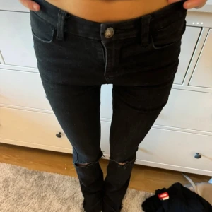 Svarta utsvängda jeans - Säljer ett par svarta utsvängda jeans i mycket bra skick. De är lågmidjade och har en snygg passform som sitter tight. Perfekta för både vardag och fest! 🖤
