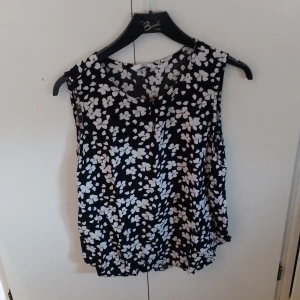 Blommig Blus/Topp Från Ellos - Svartvit blommig blus/topp i storlek 38 från ellos.   Katy finns i hemmet 