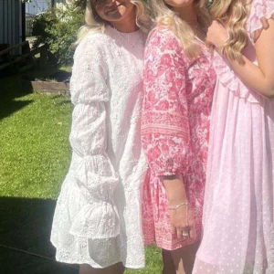 Vit spetsklänning med volanger - Säljer min fina klänning ifrån NAKD. Använd en gång på midsommar och ser ut som ny