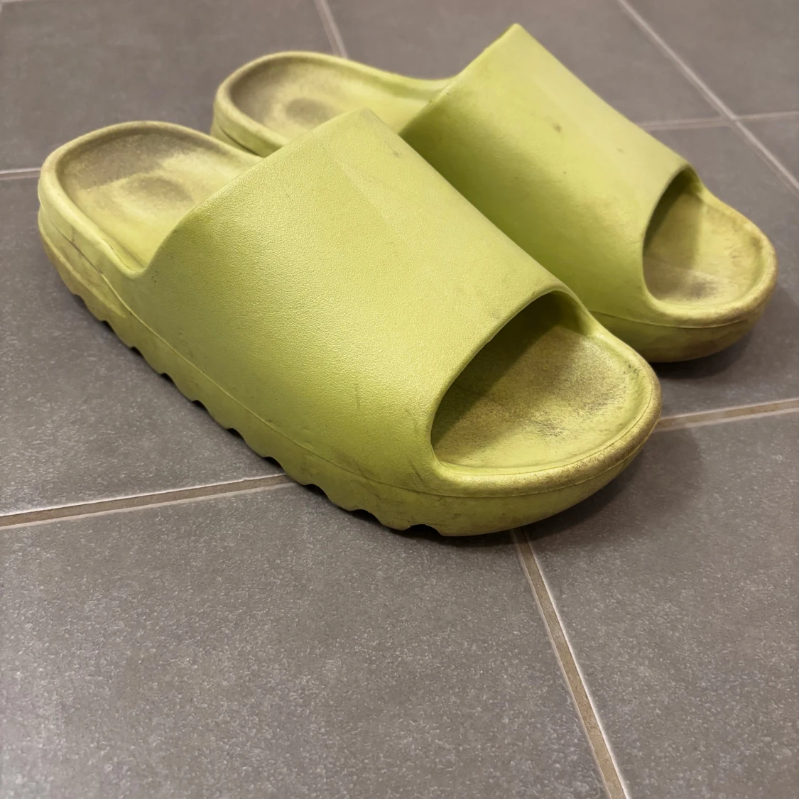 Gröna tofflor liknande till yeezy slides, strl 38 - 2