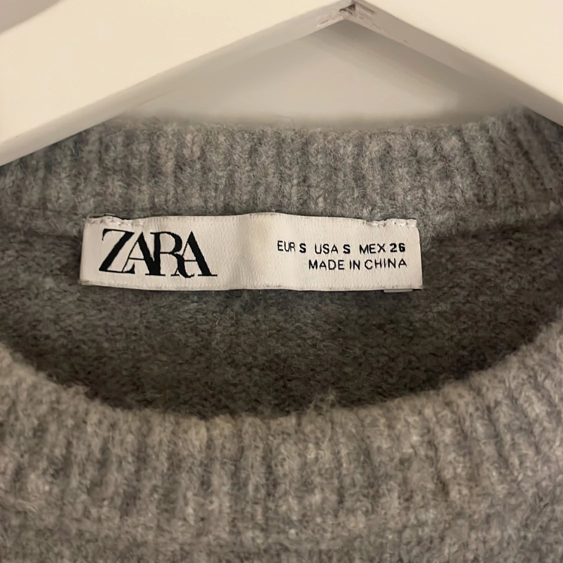 Grå stickad tröja från Zara - 90