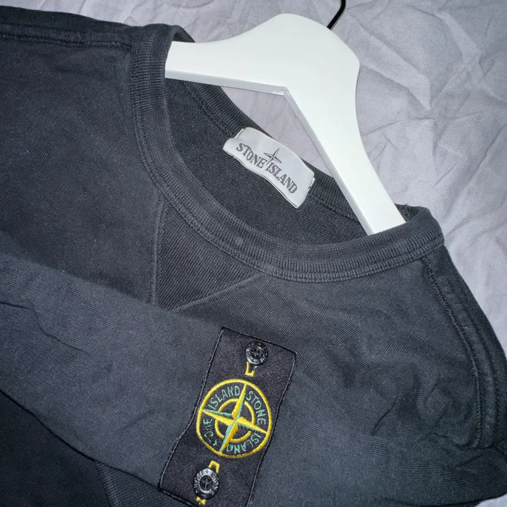 Säljer denna svarta Stone Island sweatshirt som är använd ett fåtal gånger, skriv om du har frågor eller funderinger. Mvh. Tröjor & Koftor.