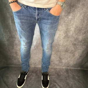 DONDUP GEORGE JEANS  - // Dondup George jeans | storlek w34 passar 33, benlängd: 101cm, midjemått: 40cm | Nypris runt 4000 | Kontakta för fler frågor eller funderingar // Deluxecloset 