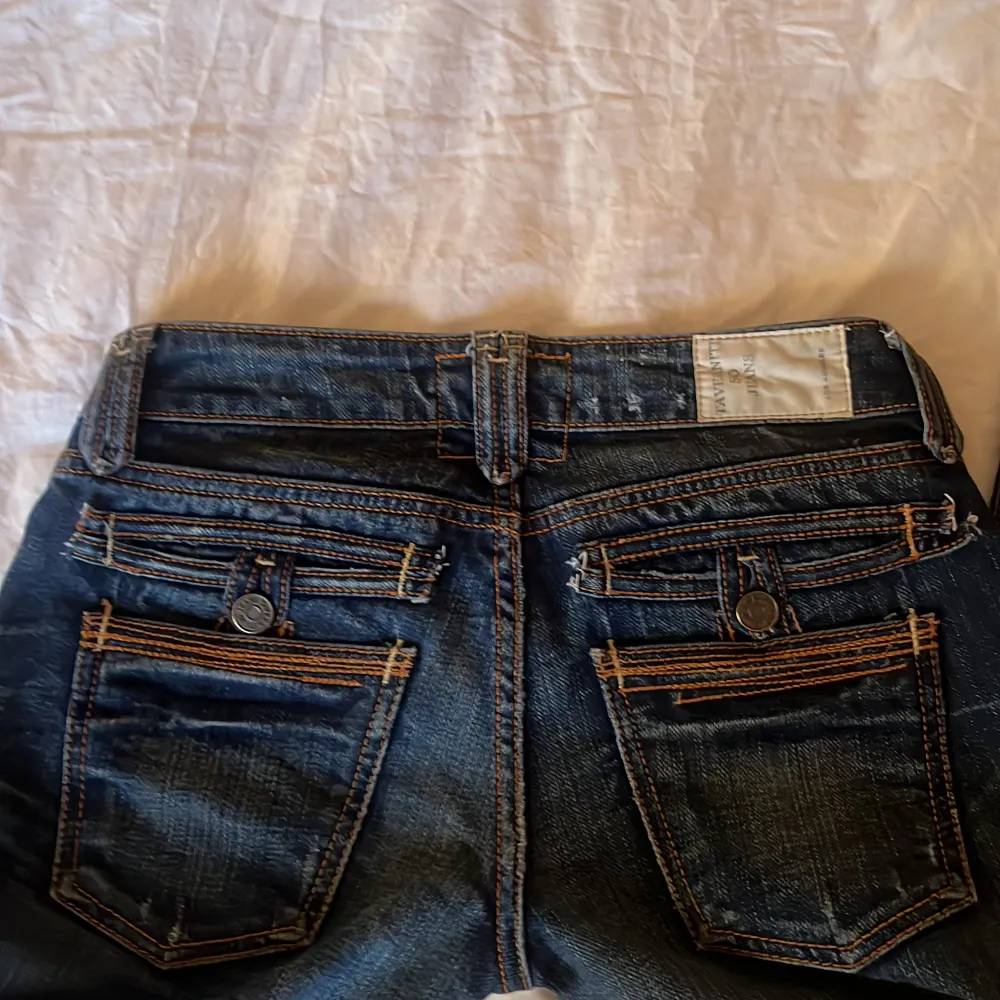 As snygga bootcut jeans!😍  Midjemått rakt över:34cm innerbenslängd:72cm Pris kan dsikuteras!. Jeans & Byxor.