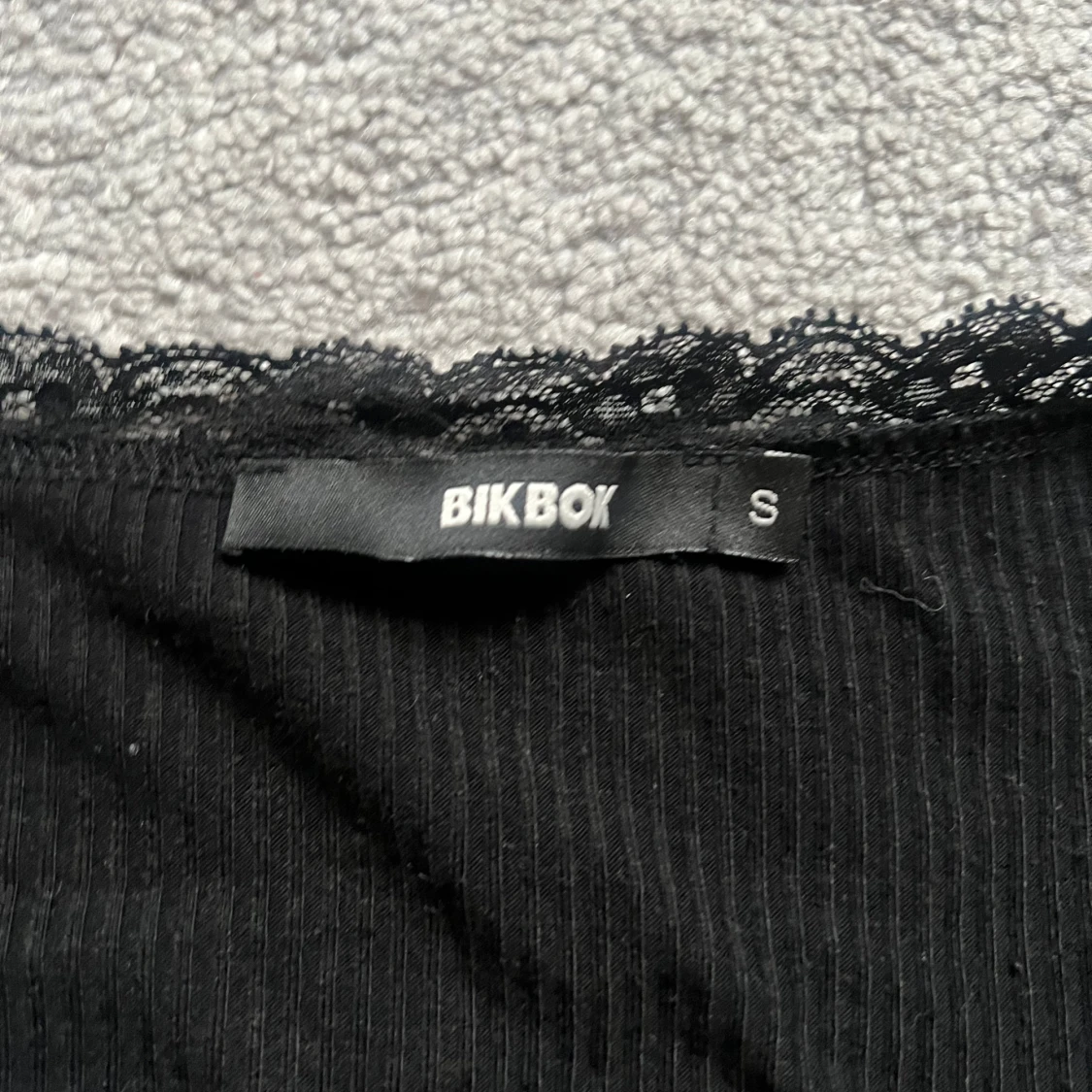 Svart ribbad topp från Bik Bok - 92