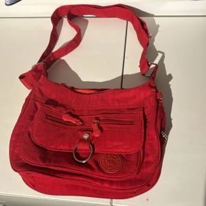 Väska - Super söt liten röd väska. Bred 25 cm och djup 20 cm